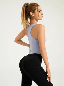 Canotta yoga lavanda con dorso a vogatore e leggings sportivi neri a vita alta