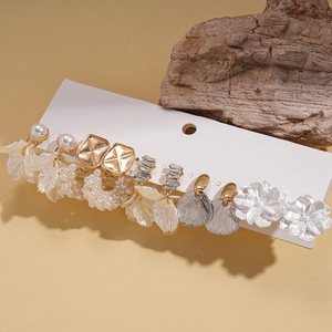 Detailansicht eines 6-teiligen Ohrring-Sets mit Perlen, Blumen und Kristalldetails