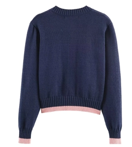 Vue détaillée du dos du pull en maille bleu marine avec bords-côtes contrastés roses