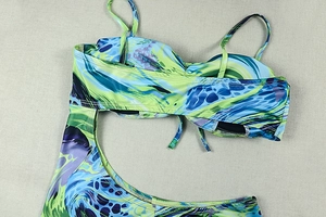 Détail de l'imprimé abstrait et de la découpe à la taille de ce maillot de bain une pièce