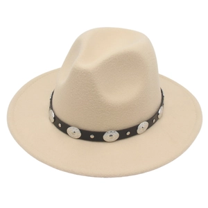 Chapeau fedora classique en feutre de laine beige avec bande en cuir et rivets en argent