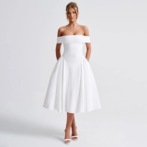 Robe mi-longue blanche à épaules dénudées avec une silhouette trapèze et tissu lisse