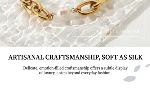 Détail d'un bracelet à grosses mailles dorées 18 carats avec breloque perle ovale