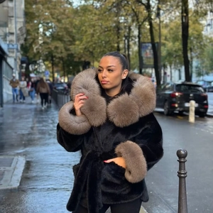 Manteau En Fausse Fourrure Pour Femmes Avec Col Et Poignets Contrastés Ceinture À La Taille Capuche Automne Hiver Streetwear Veste Courte