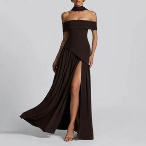 Robe de soirée chic marron foncé avec taille froncée et fente latérale haute élégante