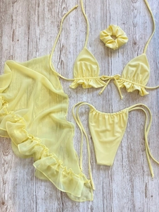 Vista piatta del set bikini 4 pezzi giallo brillante con gonna a balze e elastico abbinato