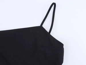 Gros plan détaillé des coutures fines sur une robe noire dos nu à bretelles