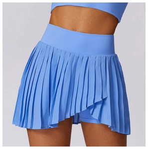 Détail de jupe de sport plissée bleu clair avec ourlet asymétrique et short intégré