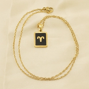 Collier en acier doré 18K avec pendentif signe Bélier noir sur fond textile doux