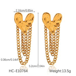 Detail showing dimensions and weight of the gold heart tassel earrings with dimensions