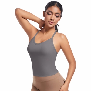 Détail d'un débardeur de yoga gris foncé avec fines bretelles et décolleté en U