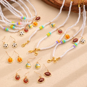 Parure de bijoux en perles avec pendentifs de sport tels que le football et le rugby
