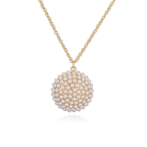 Collier élégant en or avec pendentif sphérique en grappe de perles blanches sur fond blanc