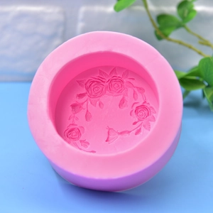 Moule en silicone rose avec motif guirlande de roses pour bougies et savons