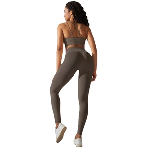 Set yoga senza cuciture taupe con reggiseno incrociato e leggings a vita alta
