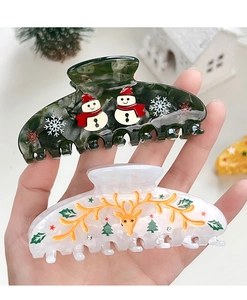 Nahaufnahme von Weihnachts-Haarklammern mit Schneemann-Mustern und Rentier-Geweih-Designs