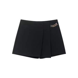 Damen Skort-Shorts in Schwarz mit hoher Taille und goldener Kette auf weißem Hintergrund