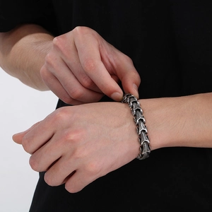 Men's retro stainless steel bracelet with vintage scale texture and punk rock design