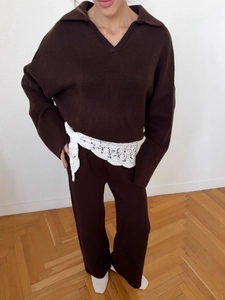 Zweiteiliges Damen-Strickset mit braunem Polo-Pullover und weit geschnittener Strickhose