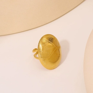 Anello ovale dorato minimalista con finitura testurizzata e design geometrico