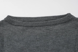 Vue détaillée de l'encolure en maille gris foncé montrant la texture fine des côtes et le fini