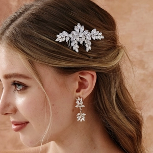 Dettaglio del pettine da sposa argento e orecchini pendenti con zirconi cubici lucidi