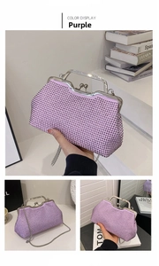 Dettaglio della borsa a mano in strass viola con manico argento e catena in metallo