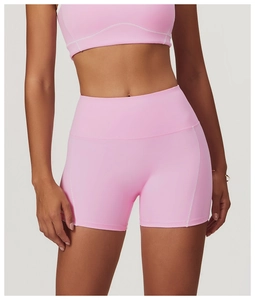 Vue détaillée du short de fitness rose à taille haute avec coutures plates et effet push-up