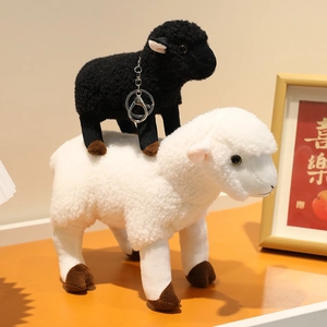 Ensemble de peluches mouton avec poupée blanche et porte-clés agneau noir sur fond orange