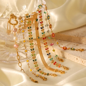 Boho-Armbänder aus 18K vergoldetem Edelstahl mit Emaille-Gänseblümchen und Perlen