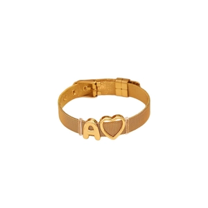 Bracelet en maille dorée avec breloque lettre A et cœur sur un fond blanc épuré