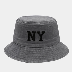 Détail du logo NY brodé et des coutures sur le chapeau bob en coton gris délavé