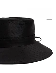 Dettaglio del tessuto a rete traspirante e della fascia tergisudore del cappello da sole