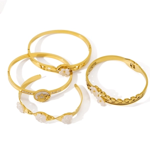 Exquisite 18K gold-plated stainless steel bracelet set with white floral and starfish motifs