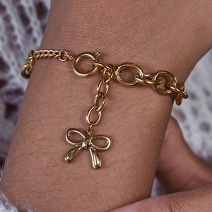 Bracelet en acier inoxydable plaqué or 18 carats avec pendentif nœud perlé et chaîne à maillons