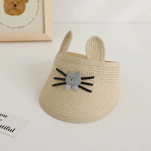 Détail d'un chapeau de paille pour enfant avec oreilles de lapin et chat brodé