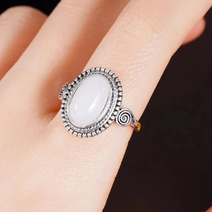 Makroaufnahme des Punk-Mondsteinrings mit Verzierungen und ovalem weißem Edelstein