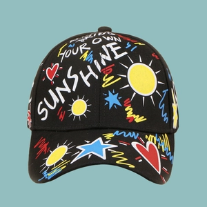 Détail de la casquette noire avec graffitis colorés et texte imprimé sunshine