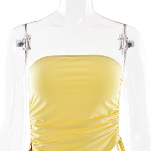 Détail d'un haut bandeau jaune avec texture plissée et tissu élastique lisse et brillant