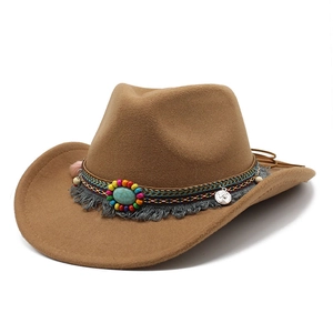 Détail d'un chapeau de cowboy en laine camel avec perles turquoise et ruban tissé boho