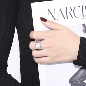 Dettaglio dell'anello geometrico a fascia larga in argento con intarsio in madreperla