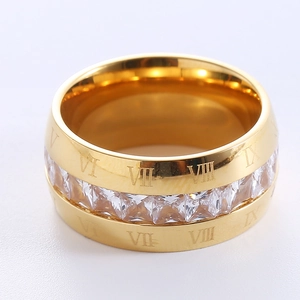Breiter goldener Edelstahlring mit römischen Ziffern und quadratischen Zirkonia