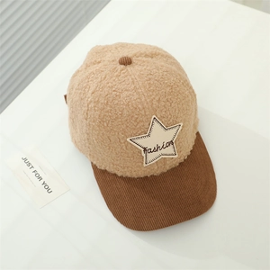 Detail der Kinder Fleece-Baseballkappe mit Sternstickerei und Cord-Schirm
