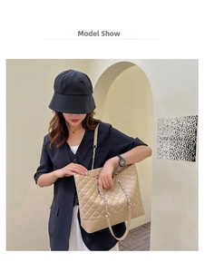 Présentation d'un grand sac cabas matelassé en oxford beige avec des anses en chaîne