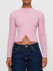 Détail du cardigan rose en maille avec huit boutons et un ourlet fendu en V inversé unique