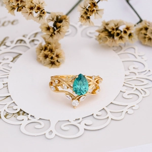 Detail van de S925 zilveren 14k goud vergulde ringenset met mosagaat en peervormige steen