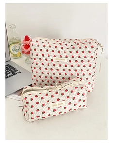 Set di pochette per cosmetici in cotone trapuntato con stampa a fragola su scrivania