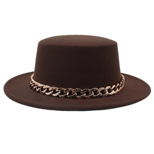 Cappello boater in feltro marrone scuro con corona piatta e catena in acrilico oro rosa