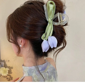 Detailansicht einer Tulpen-Haarklammer mit lila Stoffblumen und grünen Satinbändern