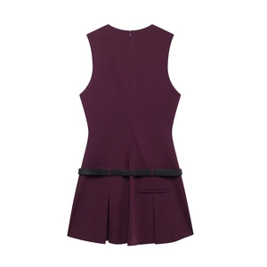 Abito smanicato bordeaux con cintura nera e gonna a pieghe vista posteriore